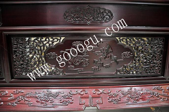 框架上雕刻的圖案生動(dòng)、形象，又賦吉祥之意！