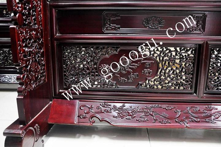屏風(fēng)底座雕工精細(xì)、油漆的工藝細(xì)致！