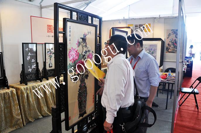 工作人員正在認(rèn)真講解蘇繡作品！