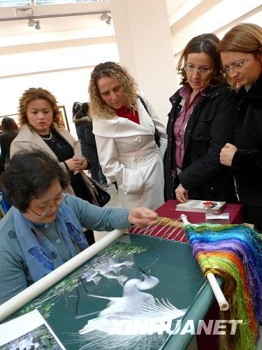 蘇繡精品  繡娘現(xiàn)場表演  外賓參觀蘇繡